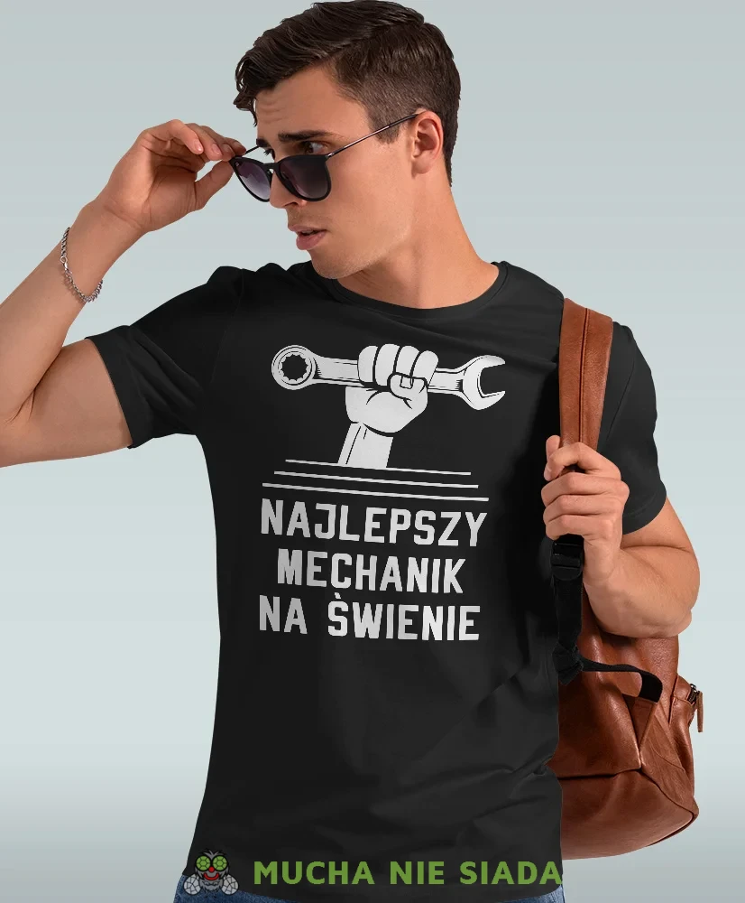 Najlepszy mechanik na świecie klucz, czarna męska koszulka, prezent dla mechanika, koszulka z nadrukiem dla mechanika, koszulka dla mechanika, koszulki dla mechanika, mucha niesiada, mns.webp