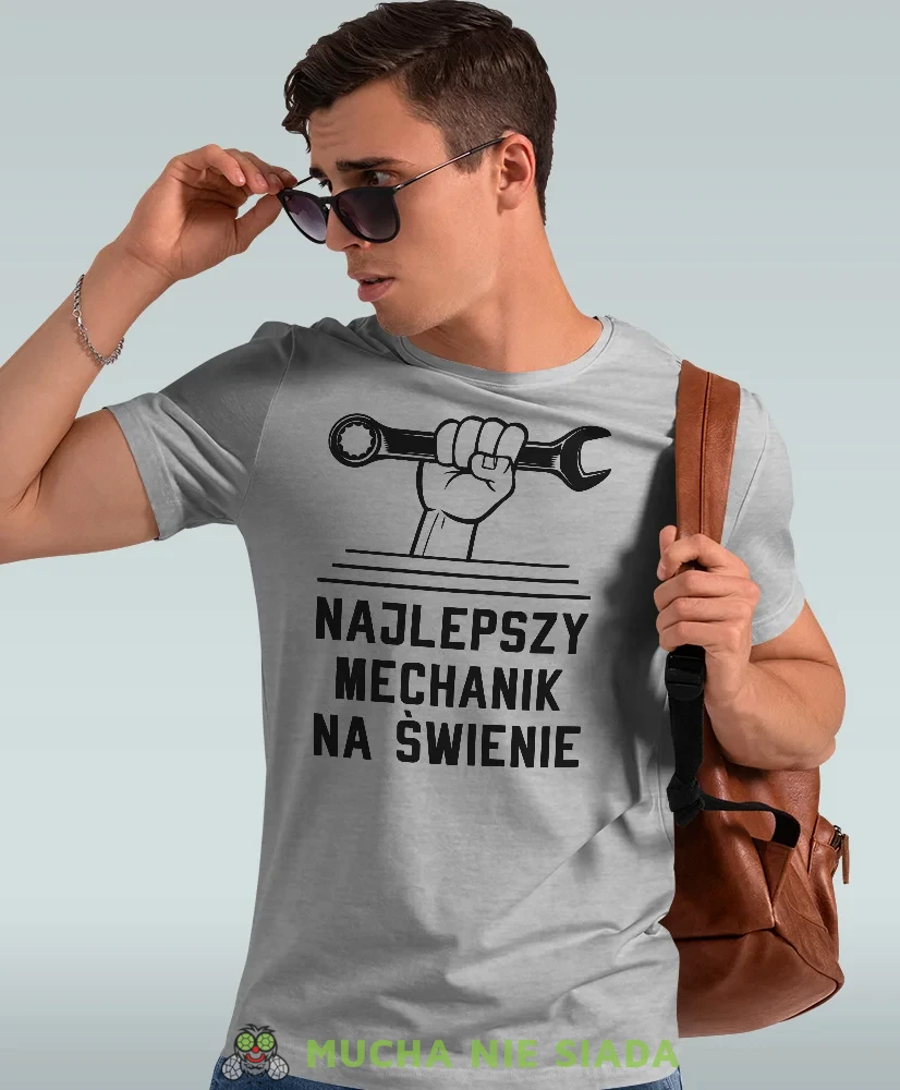 Najlepszy mechanik na świecie klucz, szara męska koszulka, prezent dla mechanika, koszulka z nadrukiem dla mechanika, koszulka dla mechanika, koszulki dla mechanika, mucha niesiada, mns.webp