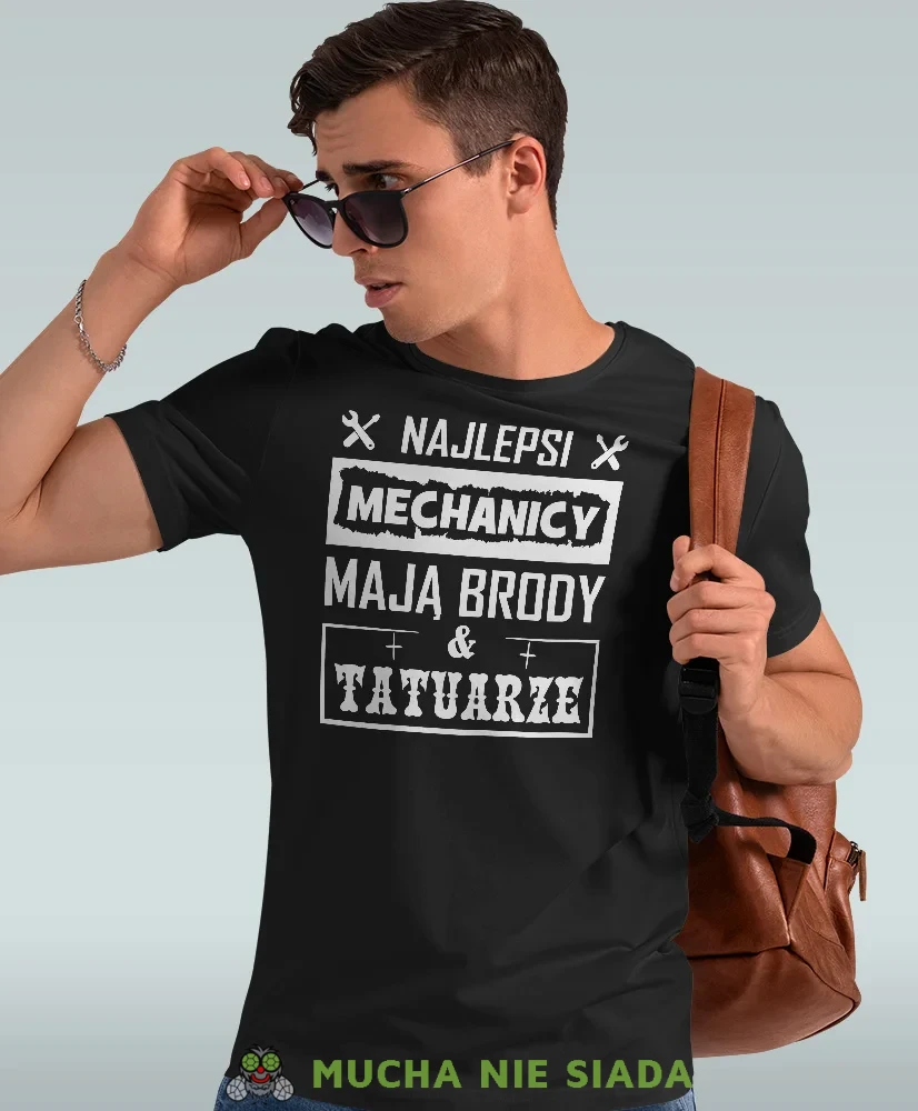 Najlepsi mechanicy mają brody i tatuarze, czarna męska koszulka, prezent dla mechanika, koszulka z nadrukiem dla mechanika, koszulka dla mechanika, koszulki dla mechanika, mucha niesiada, mns.webp