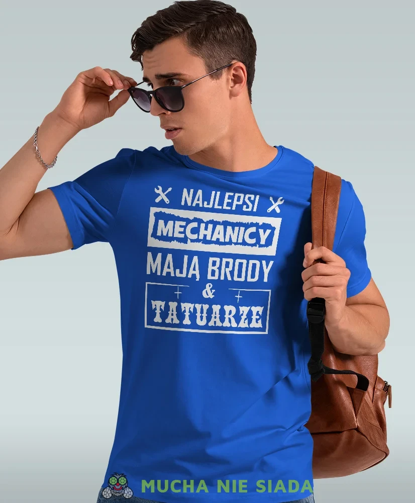 Najlepsi mechanicy mają brody i tatuarze, niebieska męska koszulka, prezent dla mechanika, koszulka z nadrukiem dla mechanika, koszulka dla mechanika, koszulki dla mechanika, mucha niesiada, mns.webp