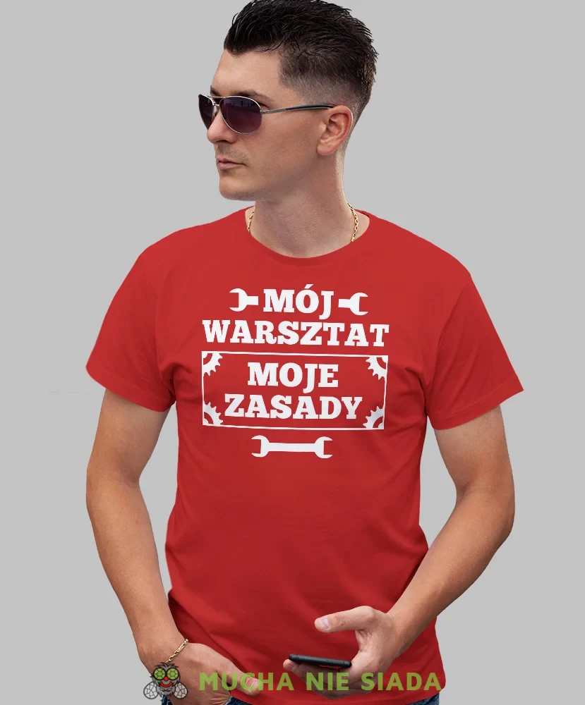 Mój warsztat moje zasady, czerwona męska koszulka, prezent dla mechanika, koszulka z nadrukiem dla mechanika, koszulka dla mechanika, koszulki dla mechanika, mucha niesiada, mns.webp