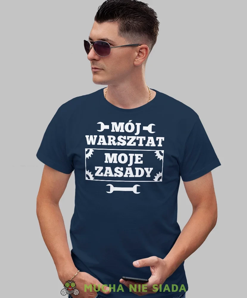 Mój warsztat moje zasady, granatowa męska koszulka, prezent dla mechanika, koszulka z nadrukiem dla mechanika, koszulka dla mechanika, koszulki dla mechanika, mucha niesiada, mns.webp