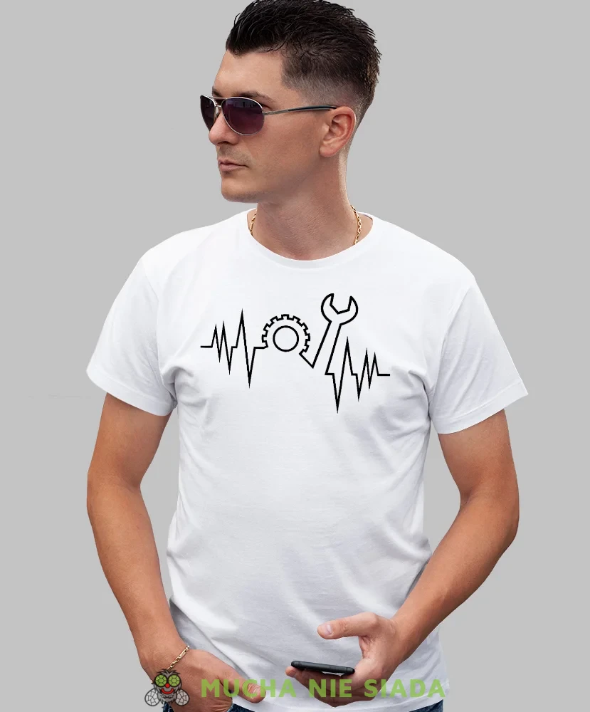 Mechanik linia życia, biała męska koszulka, prezent dla mechanika, koszulka z nadrukiem dla mechanika, koszulka dla mechanika, koszulki dla mechanika, mucha niesiada, mns.webp