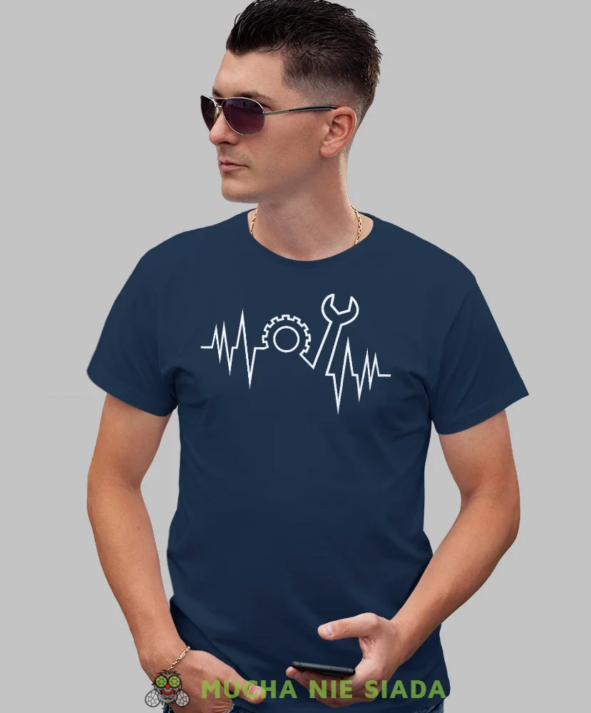 Mechanik linia życia, granatowa męska koszulka, prezent dla mechanika, koszulka z nadrukiem dla mechanika, koszulka dla mechanika, koszulki dla mechanika, mucha niesiada, mns.webp