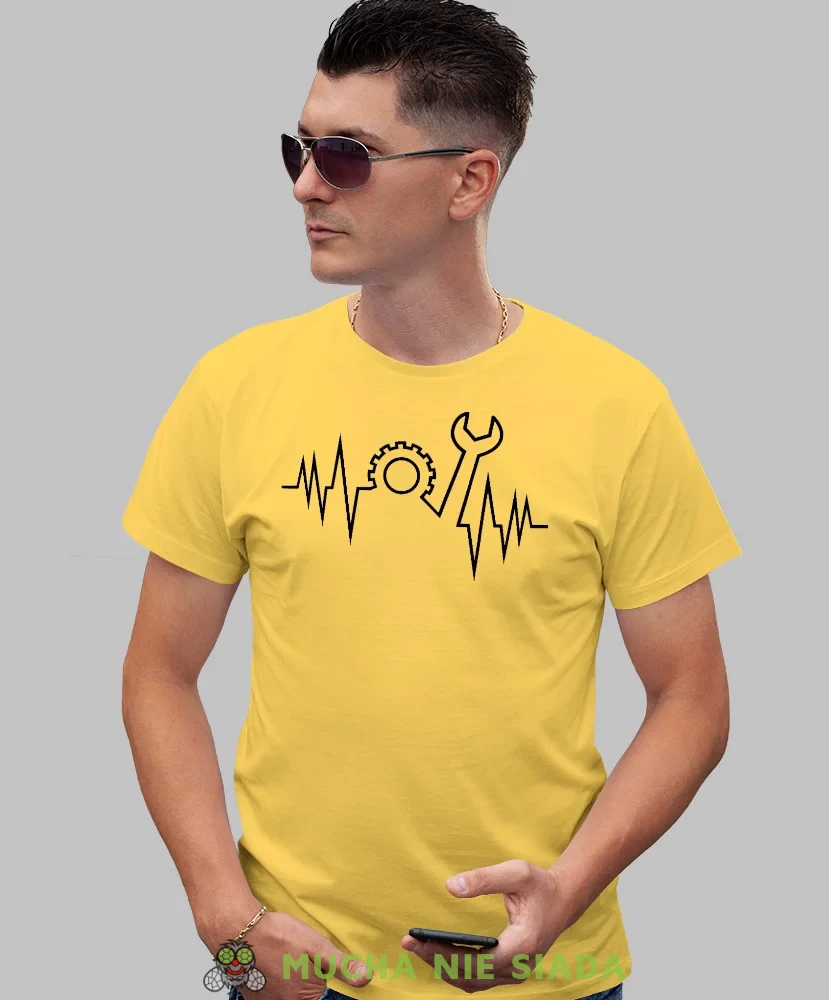 Mechanik linia życia, żółta męska koszulka, prezent dla mechanika, koszulka z nadrukiem dla mechanika, koszulka dla mechanika, koszulki dla mechanika, mucha niesiada, mns.webp