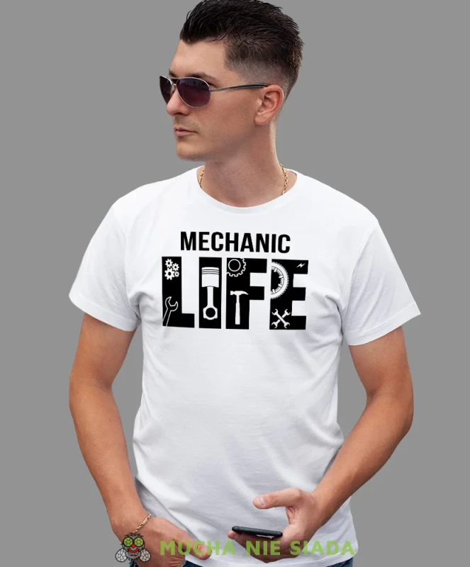 Mechanic life, biała męska koszulka, prezent dla mechanika, koszulka z nadrukiem dla mechanika, koszulka dla mechanika, koszulki dla mechanika, mucha niesiada, mns.webp