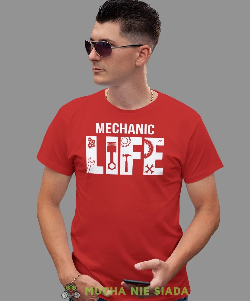 Mechanic life, czerwona męska koszulka, prezent dla mechanika, koszulka z nadrukiem dla mechanika, koszulka dla mechanika, koszulki dla mechanika, mucha niesiada, mns.webp