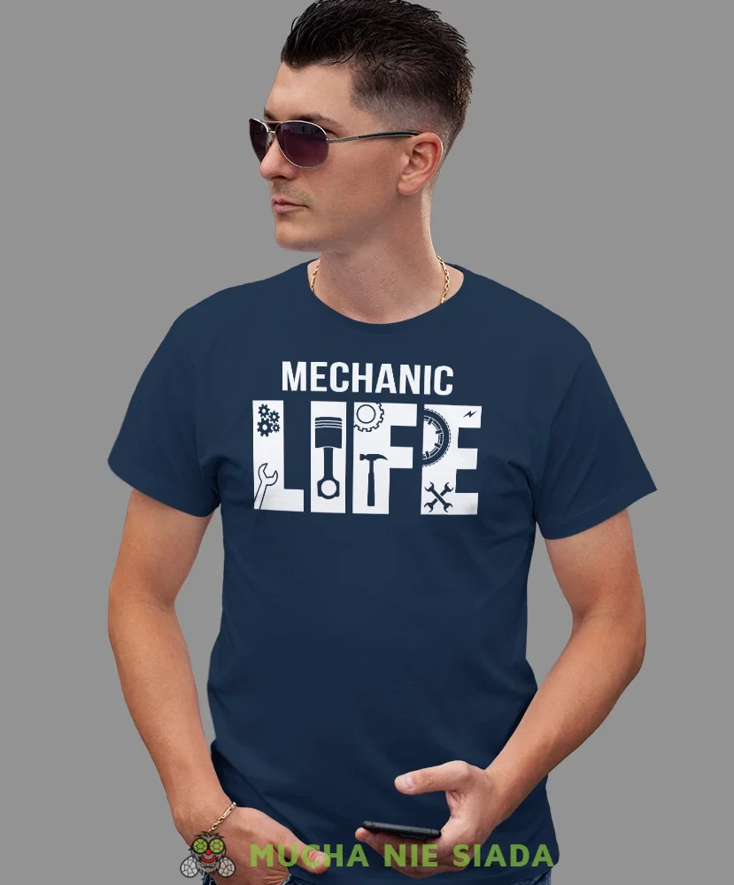 Mechanic life, granatowa męska koszulka, prezent dla mechanika, koszulka z nadrukiem dla mechanika, koszulka dla mechanika, koszulki dla mechanika, mucha niesiada, mns.webp
