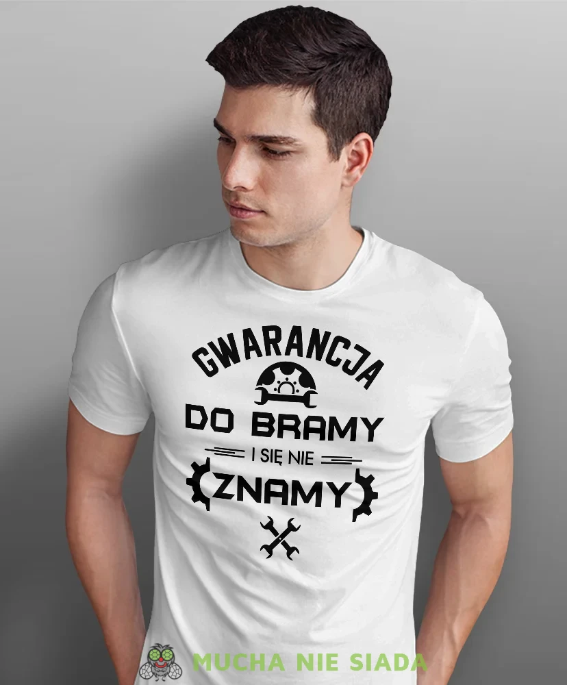 Gwarancja do bramy i się nie znamy, biała męska koszulka, prezent dla mechanika, koszulka z nadrukiem dla mechanika, koszulka dla mechanika, koszulki dla mechanika, mucha niesiada, mns.webp