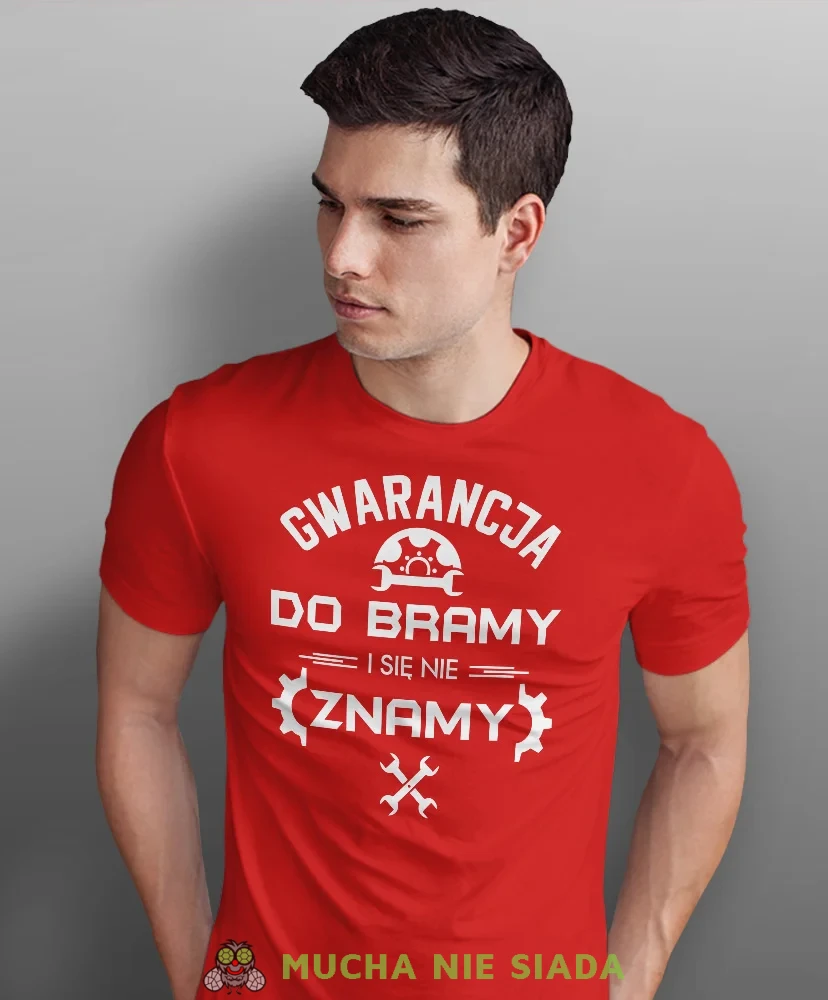 Gwarancja do bramy i się nie znamy, czerwona męska koszulka, prezent dla mechanika, koszulka z nadrukiem dla mechanika, koszulka dla mechanika, koszulki dla mechanika, mucha niesiada, mns.webp