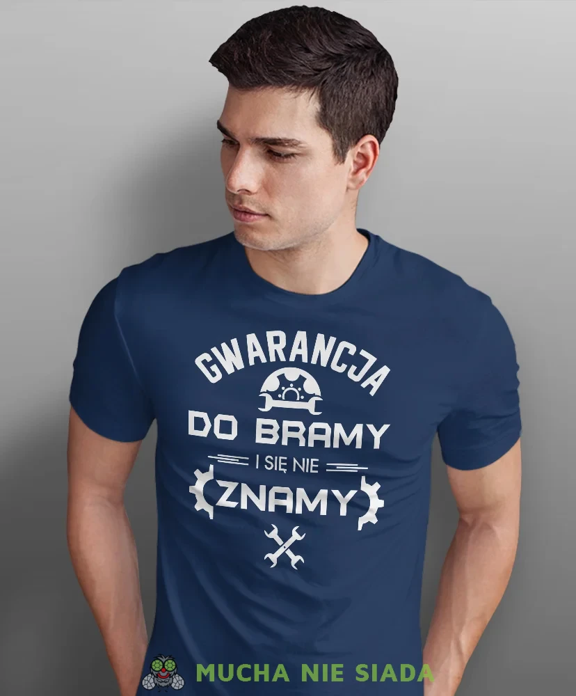 Gwarancja do bramy i się nie znamy, granatowa męska koszulka, prezent dla mechanika, koszulka z nadrukiem dla mechanika, koszulka dla mechanika, koszulki dla mechanika, mucha niesiada, mns.webp