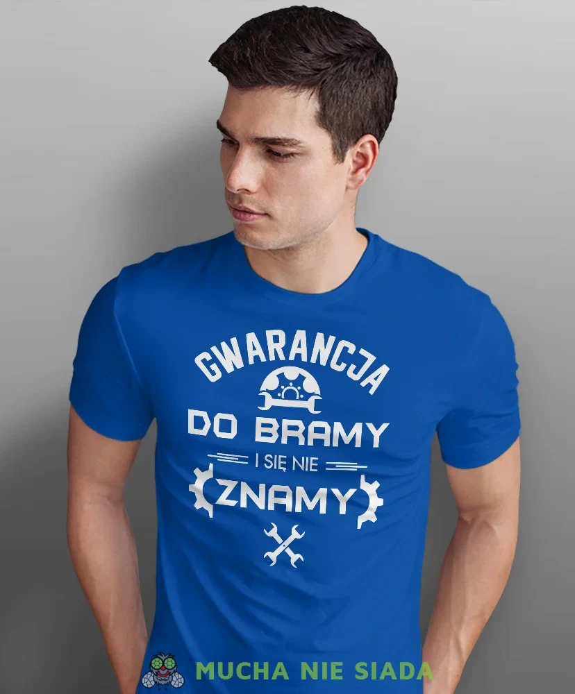 Gwarancja do bramy i się nie znamy, niebieska męska koszulka, prezent dla mechanika, koszulka z nadrukiem dla mechanika, koszulka dla mechanika, koszulki dla mechanika, mucha niesiada, mns.webp
