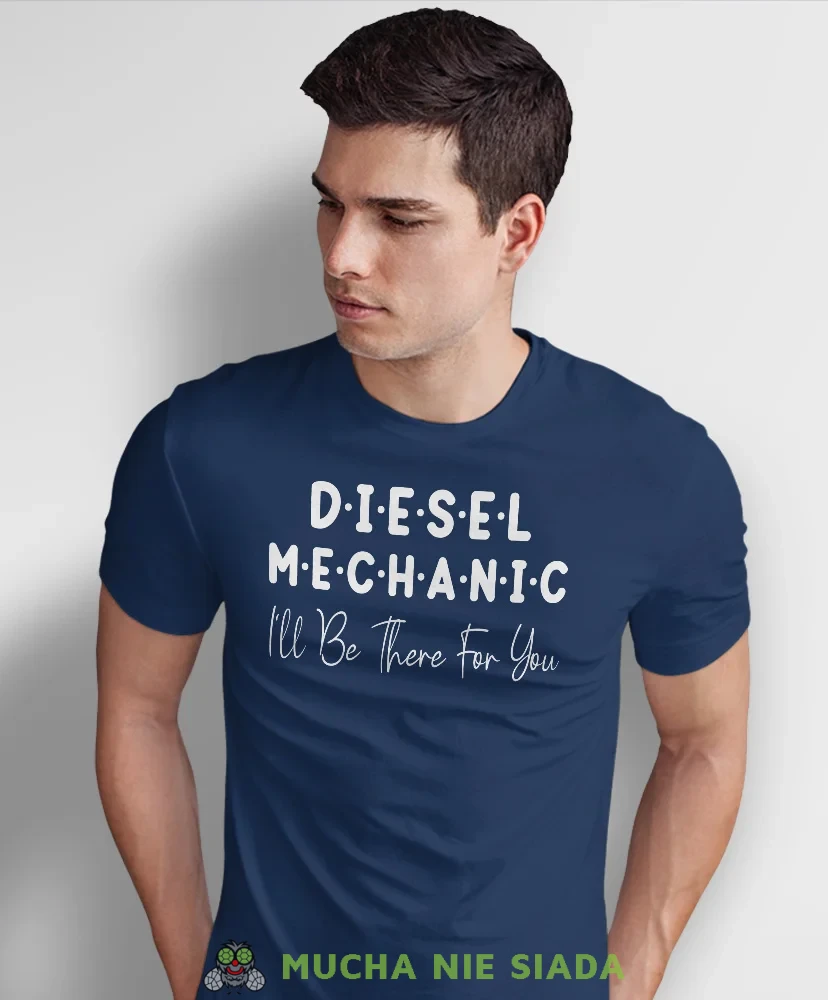 Diesel mechanic, granatowa męska koszulka, prezent dla mechanika, koszulka z nadrukiem dla mechanika, koszulka dla mechanika, koszulki dla mechanika, mucha niesiada, mns.webp