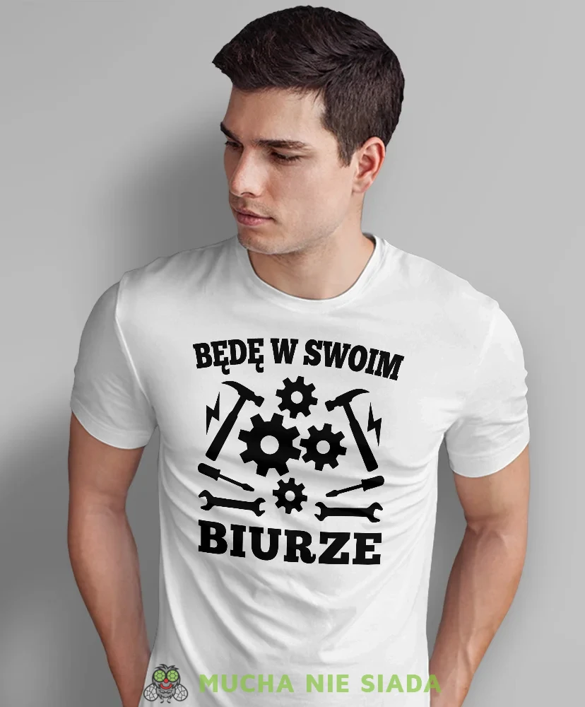 Będę w swoim biurze, biała męska koszulka, prezent dla mechanika, koszulka z nadrukiem dla mechanika, koszulka dla mechanika, koszulki dla mechanika, mucha niesiada, mns.webp