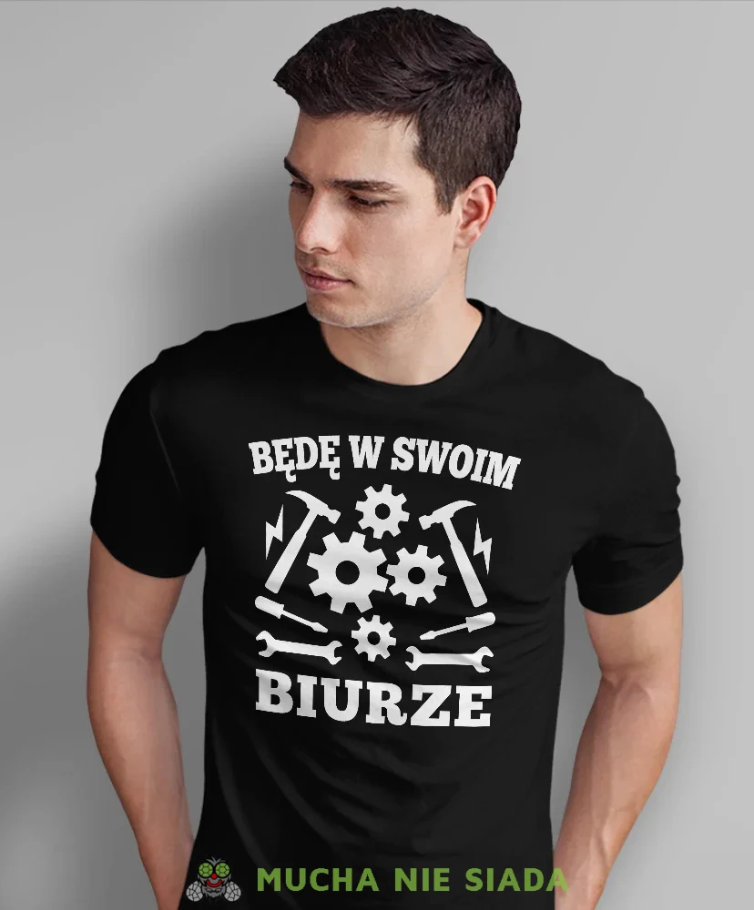 Będę w swoim biurze, czarna męska koszulka, prezent dla mechanika, koszulka z nadrukiem dla mechanika, koszulka dla mechanika, koszulki dla mechanika, mucha niesiada, mns.webp