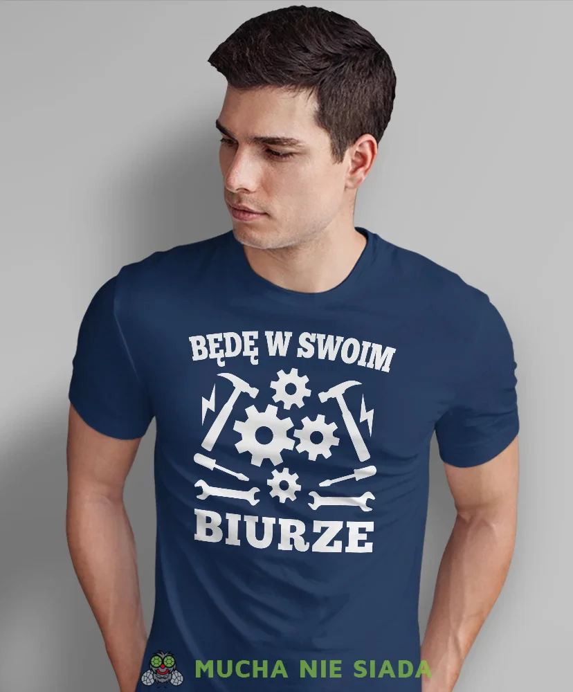 Będę w swoim biurze, granatowa męska koszulka, prezent dla mechanika, koszulka z nadrukiem dla mechanika, koszulka dla mechanika, koszulki dla mechanika, mucha niesiada, mns.webp
