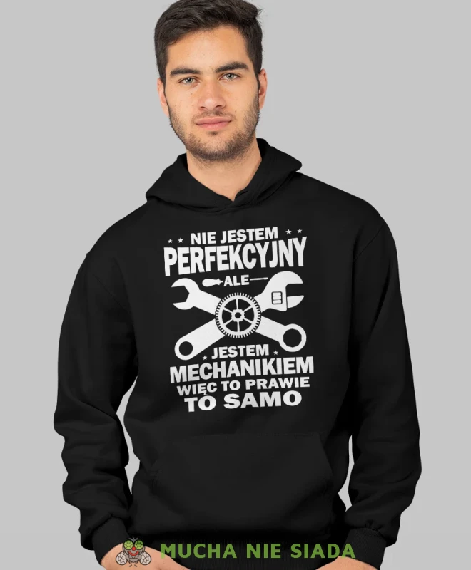 Nie jestem perfekcyjny ale jestem mechanikiem, czarna bluza z kapturem, prezent dla mechanika, bluza z kapturem dla mechanika, bluza dla mechanika, bluzy dla mechaników, męska bluza z nadrukiem, mucha niesiada, mns.webp