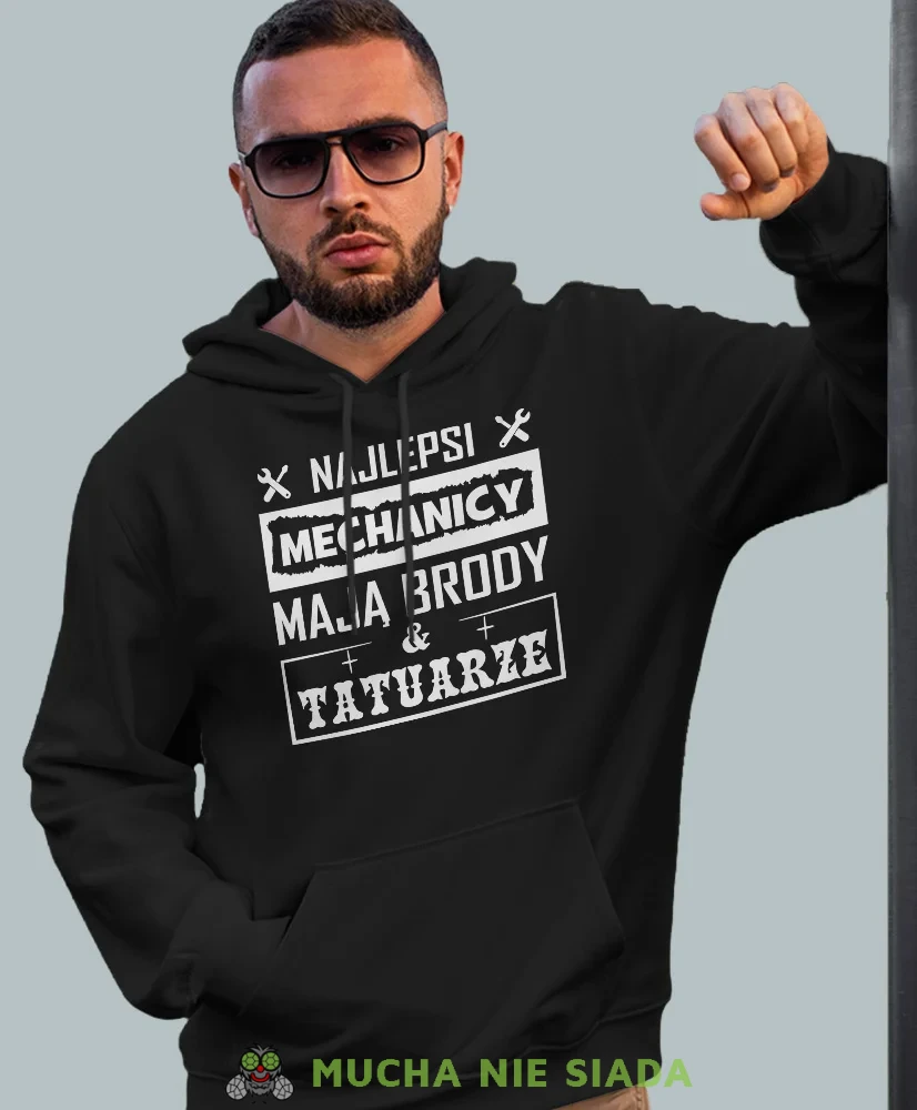 Najlepsi mechanicy mają brody i tatuarze, czarna bluza z kapturem, prezent dla mechanika, bluza z kapturem dla mechanika, bluza dla mechanika, bluzy dla mechaników, męska bluza z nadrukiem, mucha niesiada, mns.webp