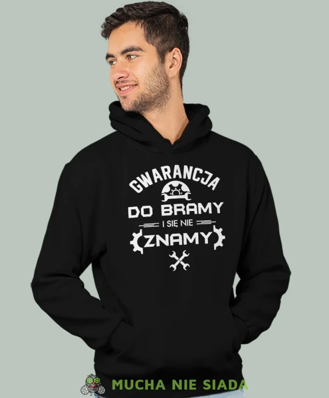 Gwarancja do bramy i się nie znamy, czarna bluza z kapturem, prezent dla mechanika, bluza z kapturem dla mechanika, bluza dla mechanika, bluzy dla mechaników, męska bluza z nadrukiem, mucha niesiada, mns.webp