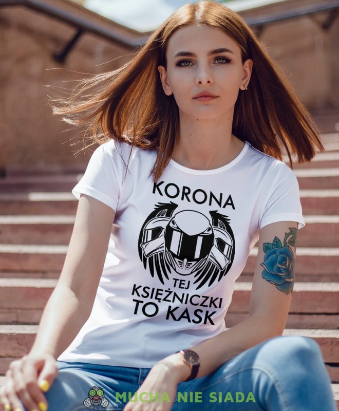 Korona tej księżniczki to kask, biała damska koszulka, koszulka motocyklowa, koszulka dla motocyklistki, damska koszulka na motocykl, koszulka dla miłośniczki motocykli, motocykl, mucha nie siada sklep.jpg