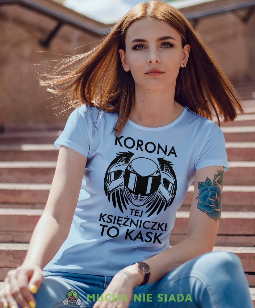 Korona tej księżniczki to kask, jasnoniebieska damska koszulka, koszulka motocyklowa, koszulka dla motocyklistki, damska koszulka na motocykl, koszulka dla miłośniczki motocykli, motocykl, mucha nie siada sklep.jpg