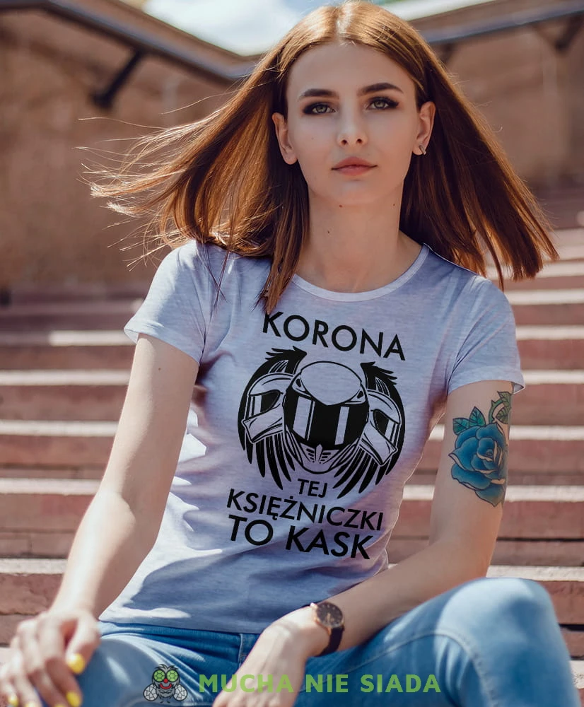 Korona tej księżniczki to kask, szara damska koszulka, koszulka motocyklowa, koszulka dla motocyklistki, damska koszulka na motocykl, koszulka dla miłośniczki motocykli, motocykl, mucha nie siada sklep.jpg