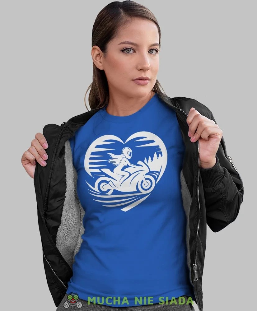 Motocyklistka w sercu, niebieska damska koszulka, koszulka motocyklowa, koszulka dla motocyklistki, damska koszulka na motocykl, dla miłośniczki motocykli, mucha nie siada sklep.webp