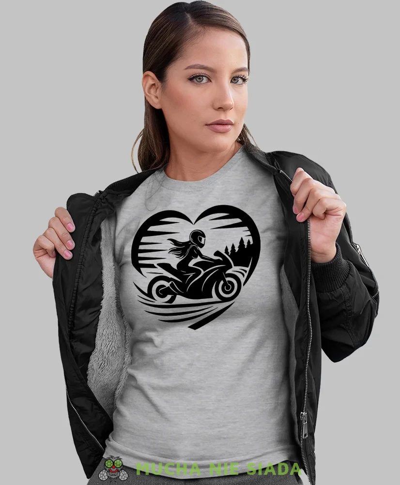Motocyklistka w sercu, szara damska koszulka, koszulka motocyklowa, koszulka dla motocyklistki, damska koszulka na motocykl, dla miłośniczki motocykli, motocykl, mucha nie siada sklep.webp
