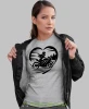 Motocyklistka w sercu, szara damska koszulka, koszulka motocyklowa, koszulka dla motocyklistki, damska koszulka na motocykl, dla miłośniczki motocykli, motocykl, mucha nie siada sklep.webp