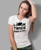 Look twice save a life, biała damska koszulka, koszulka motocyklowa, koszulka dla motocyklistki, damska koszulka na motocykl, koszulka dla miłośniczki motocykli, mucha nie siada sklep.webp