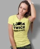 Look twice save a life, żółta damska koszulka, koszulka motocyklowa, koszulka dla motocyklistki, damska koszulka na motocykl, koszulka dla miłośniczki motocykli, mucha nie siada sklep.webp