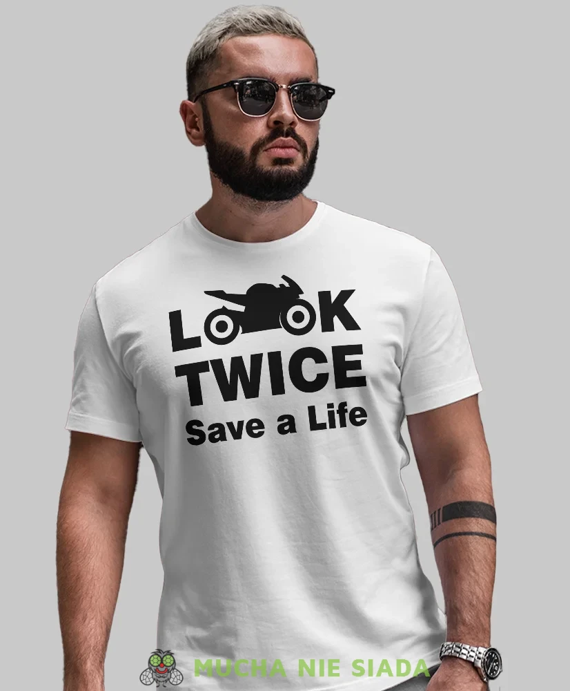 Look twice save a life, biała męska koszulka, koszulka dla motocyklisty, koszulki na motocykl, koszulka na motocykl, męska koszulka na motocykl na prezent dla miłośnik.webp