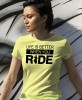 Life is better when you ride, żółta damska koszulka, koszulka motocyklowa, dla motocyklistki, koszulka na motocykl, dla miłośniczki motocykli, mucha nie siada.jpg