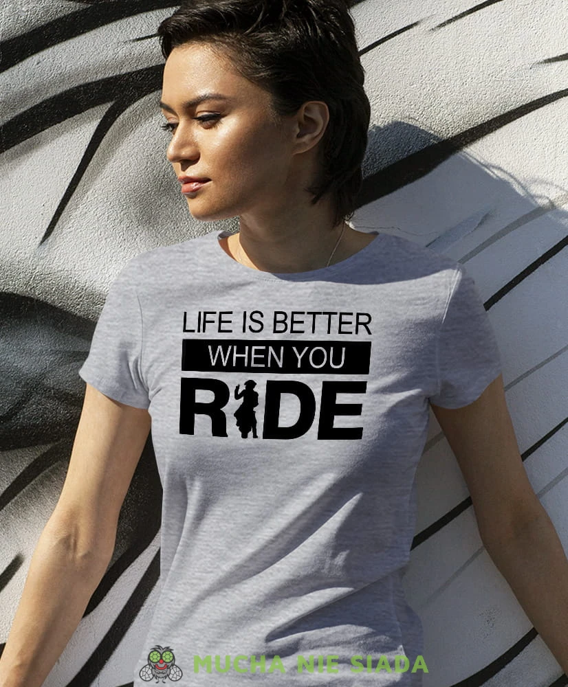 Life is better when you ride, szara damska koszulka, koszulka motocyklowa, dla motocyklistki, koszulka na motocykl, dla miłośniczki motocykli, mucha nie siada.jpg