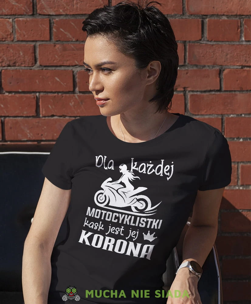 Dla każdej motocyklistki kask jest jej koroną, czarna damska koszulka, koszulka motocyklowa, dla motocyklistki, koszulka na motocykl, dla miłośniczki motocykli, mucha nie siada.jpg