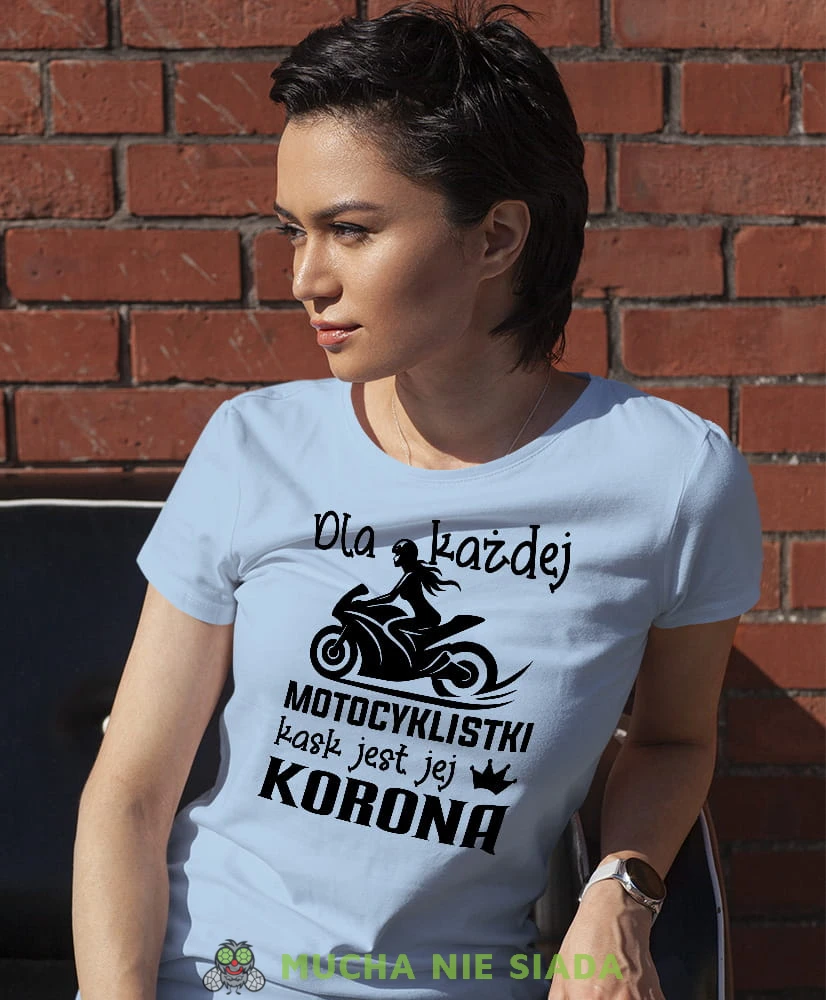 Dla każdej motocyklistki kask jest jej koroną, jasnoniebieska damska koszulka, koszulka motocyklowa, dla motocyklistki, koszulka na motocykl, dla miłośniczki motocykli, mucha nie siada.jpg