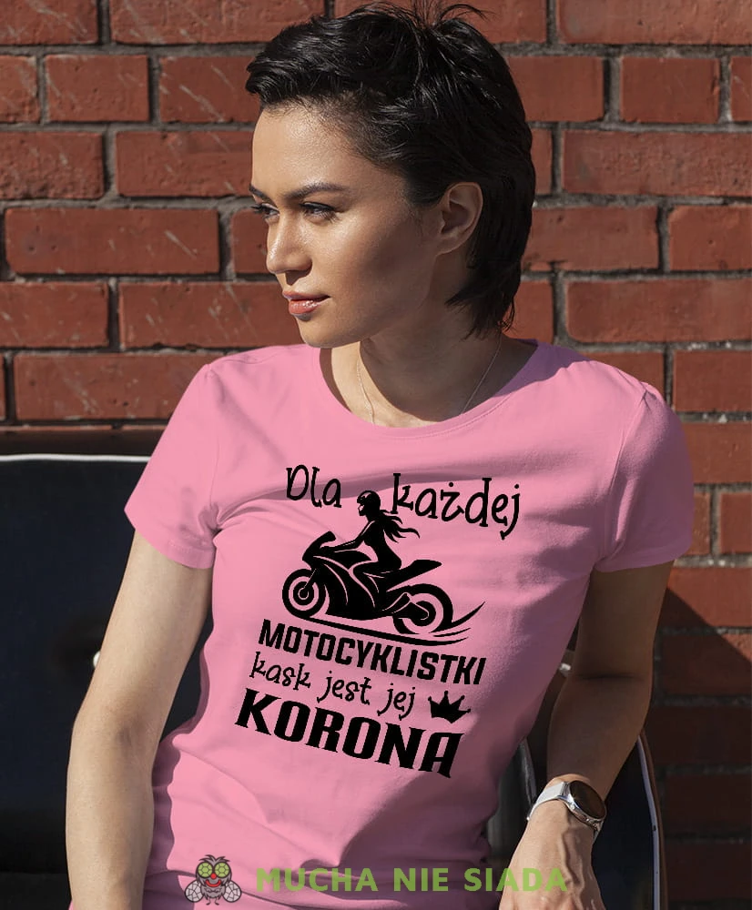 Dla każdej motocyklistki kask jest jej koroną, różowa damska koszulka, koszulka motocyklowa, dla motocyklistki, koszulka na motocykl, dla miłośniczki motocykli, mucha nie siada.jpg