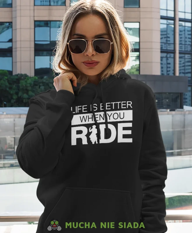Life is better when you ride, czarna damska bluza z kapturem, bluza dla motocyklistki, bluzy na motocykl, damska bluza na motocykl, dla miłośniczki motocykli.webp
