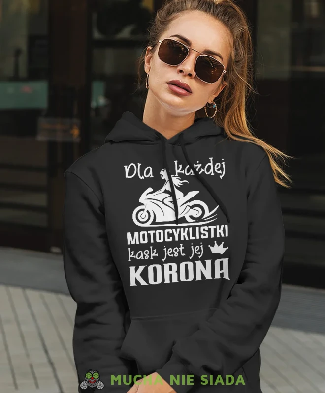 Dla każdej motocyklistki kask jest jej koroną, czarna damska bluza z kapturem, bluza dla motocyklistki, bluzy na motocykl, damska bluza na motocykl, dla miłośniczki motoc.webp