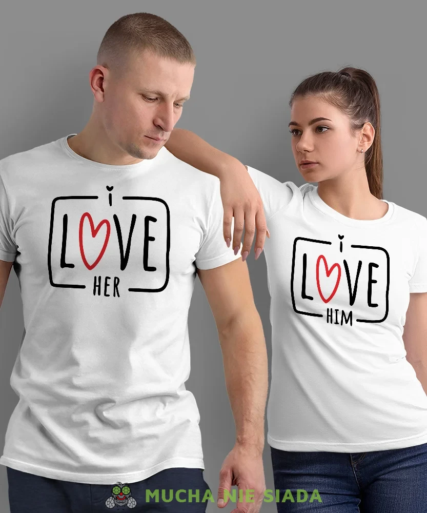 I love him I love her, białe koszulki dla par, dla męża, dla żony, dla chłopaka, dla dziewczyny, dla zakochanych, dla par, walentynki, fajne koszulki, t-shirty dla par, mucha nie siada, mns.webp