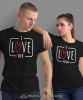 I love him I love her, czarne koszulki dla par, dla męża, dla żony, dla chłopaka, dla dziewczyny, dla zakochanych, dla par, walentynki, fajne koszulki, t-shirty dla par, mucha nie siada, mns.webp