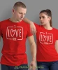 I love him I love her, czerwone koszulki dla par, dla męża, dla żony, dla chłopaka, dla dziewczyny, dla zakochanych, dla par, walentynki, fajne koszulki, t-shirty dla par, mucha nie siada, mns.webp