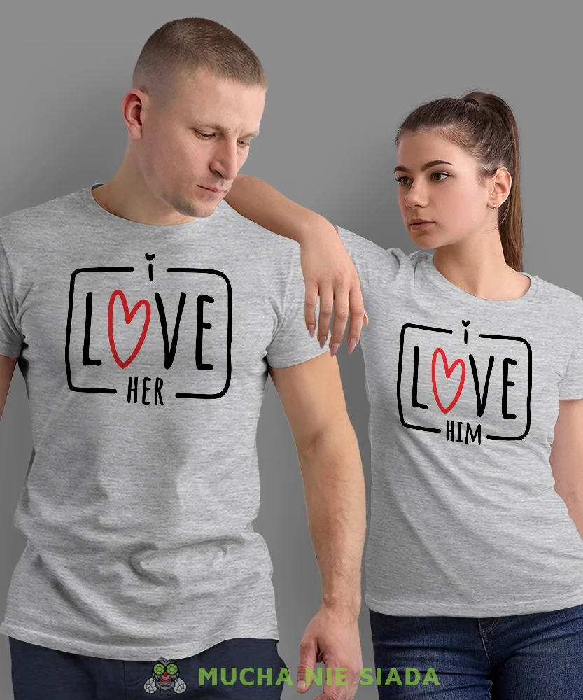 I love him I love her, szare koszulki dla par, dla męża, dla żony, dla chłopaka, dla dziewczyny, dla zakochanych, dla par, walentynki, fajne koszulki, t-shirty dla par, mucha nie siada, mns.webp