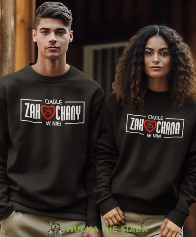 Ciągle zakochana w nim Ciągle zakochana w niej, czarne bluzy dla par, dla chłopaka, dla dziewczyny, dla zakochanych, dla par, bluzy na  walentynki,dla męża, dla żony, bluzy dla par, mucha nie siada, mns..webp
