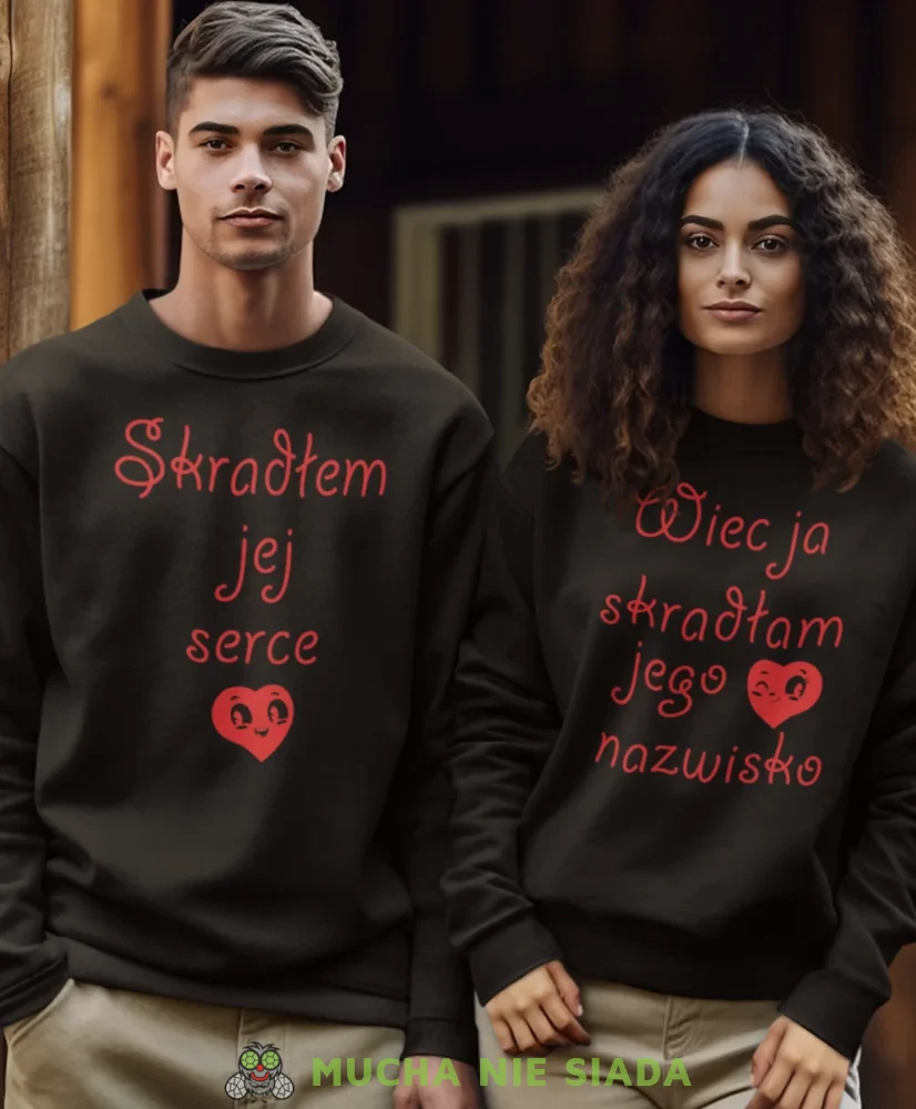 Skradłem jej serce więc ja skradłam jego nazwisko, czarne bluzy dla par, dla chłopaka, dla dziewczyny, dla zakochanych, dla par, bluzy na  walentynki,dla męża, dla żony, bluzy dla par, mucha nie siada,.webp