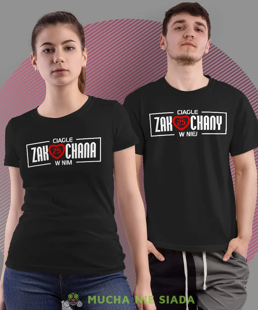 Ciągle zakochana w nim Ciągle zakochany w niej, czarne koszulki dla par, dla męża, dla żony, dla chłopaka, dla dziewczyny, dla zakochanych, dla par, walentynki, fajne koszulki, t-shirty dla par, mucha nie siada, mns.webp