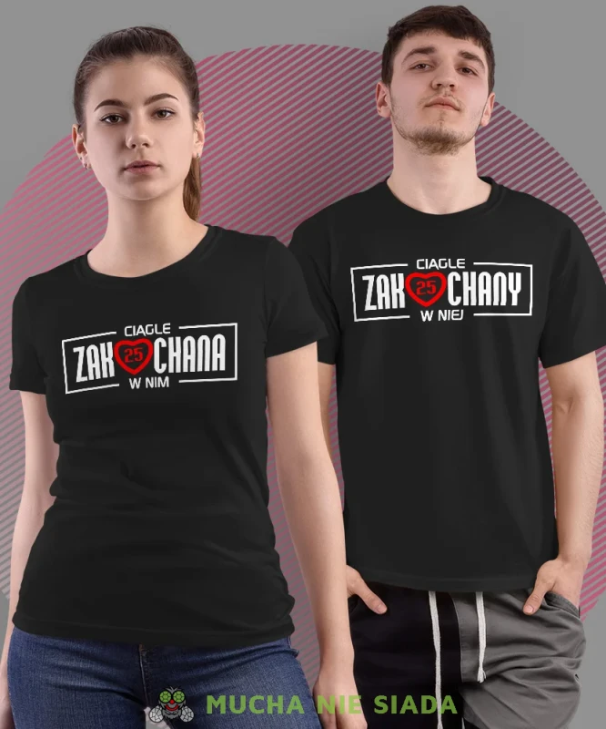 Ciągle zakochana w nim Ciągle zakochany w niej, czarne koszulki dla par, dla męża, dla żony, dla chłopaka, dla dziewczyny, dla zakochanych, dla par, walentynki, fajne koszulki, t-shirty dla par, mucha nie siada, mns.webp