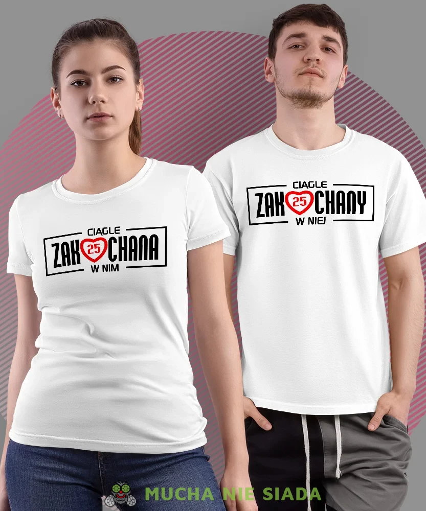 Ciągle zakochana w nim Ciągle zakochany w niej, białe koszulki dla par, dla męża, dla żony, dla chłopaka, dla dziewczyny, dla zakochanych, dla par, walentynki, fajne koszulki, t-shirty dla par, mucha nie siada, mns.webp