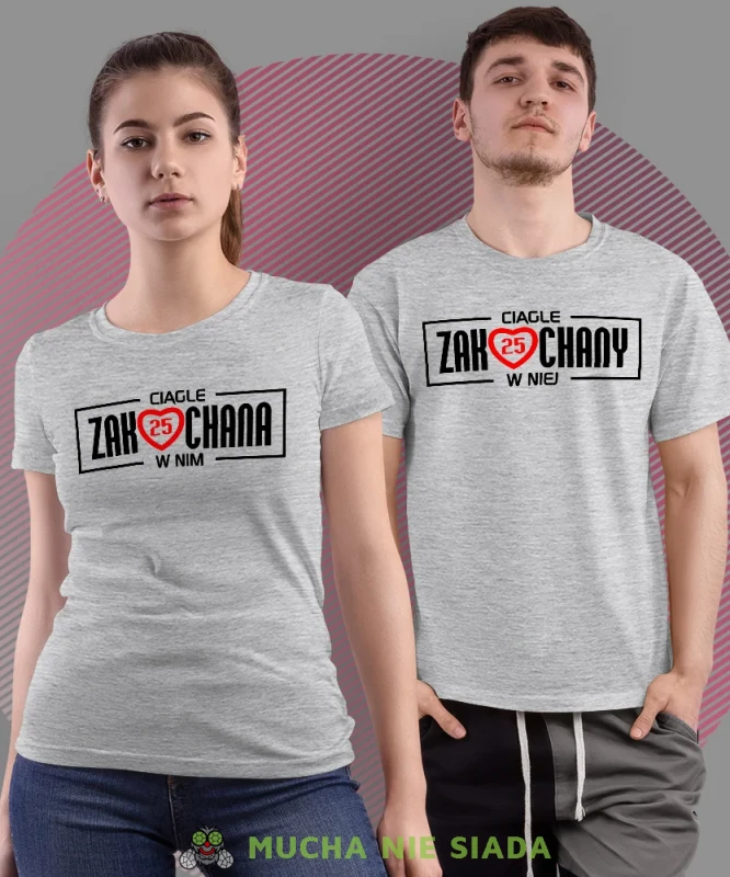 Ciągle zakochana w nim Ciągle zakochany w niej, szare koszulki dla par, dla męża, dla żony, dla chłopaka, dla dziewczyny, dla zakochanych, dla par, walentynki, fajne koszulki, t-shirty dla par, mucha nie siada,.webp