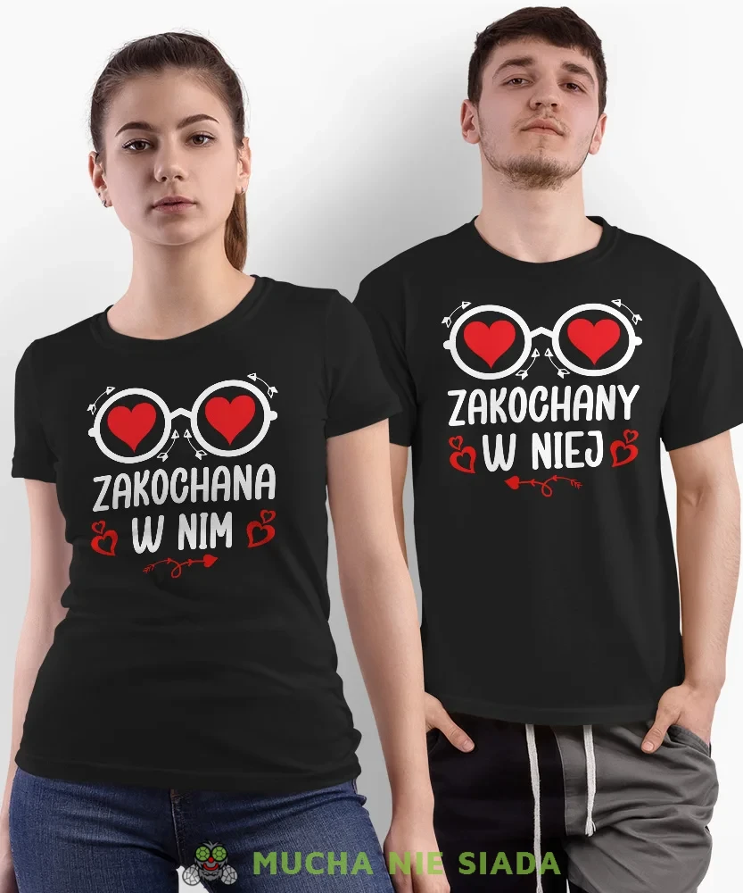 Zakochana w nim zakochany w niej, czarne koszulki dla par, dla męża, dla żony, dla chłopaka, dla dziewczyny, dla zakochanych, dla par, walentynki, fajne koszulki, t-shirty dla par, mucha nie siada, mns.webp